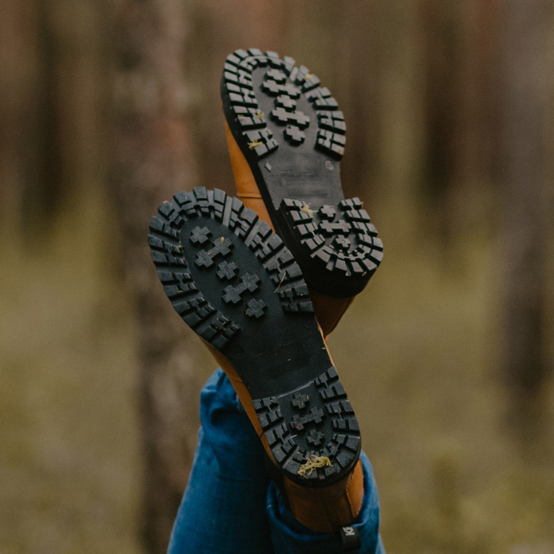 Zapatos veganos minimalistas, hechos con materiales reciclados y un enfoque en la sostenibilidad.