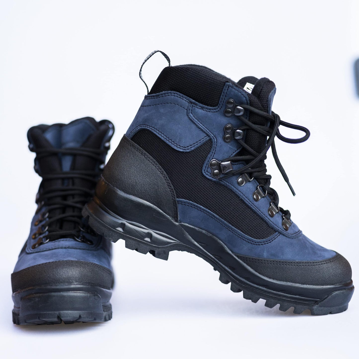 Botas de senderismo 550 Navy fabricadas con cuero nobuk impermeable, suela Vibram de doble capa y refuerzos de goma, diseñadas para actividades al aire libre en cualquier clima