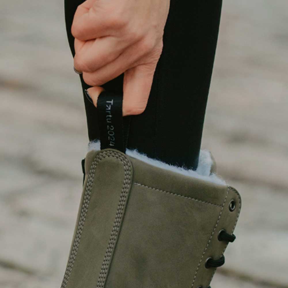 botas KIRA 4.0, diseñada para ofrecer un agarre excepcional y absorción de impactos en el invierno.
