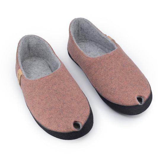 Pantuflas TOKU Budapest con diseño ergonómico y confort absoluto en rosa empolvado.