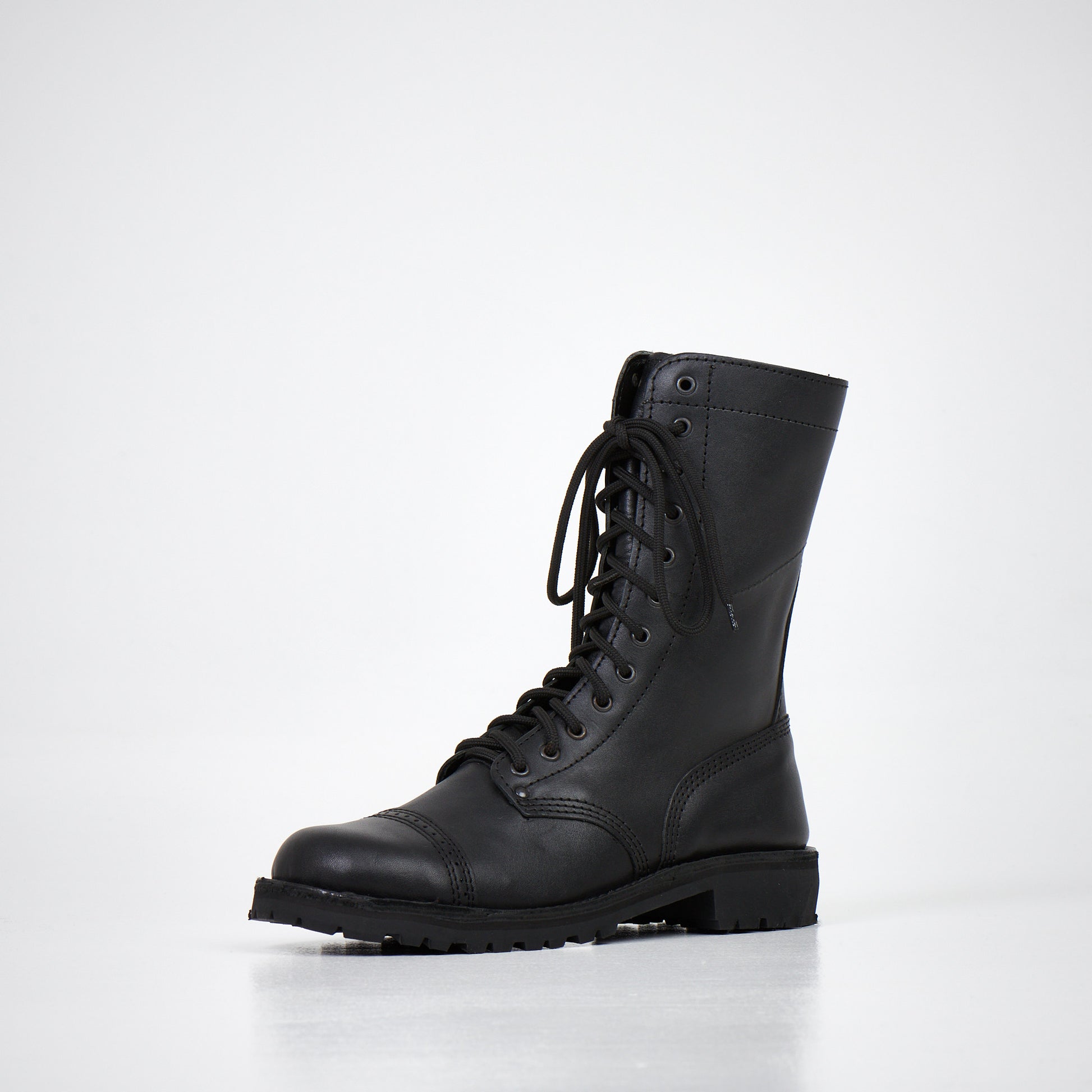 Bota AIPI 2.2 de cuero genuino de 2 mm inspirada en botas militares, sobre fondo blanco.