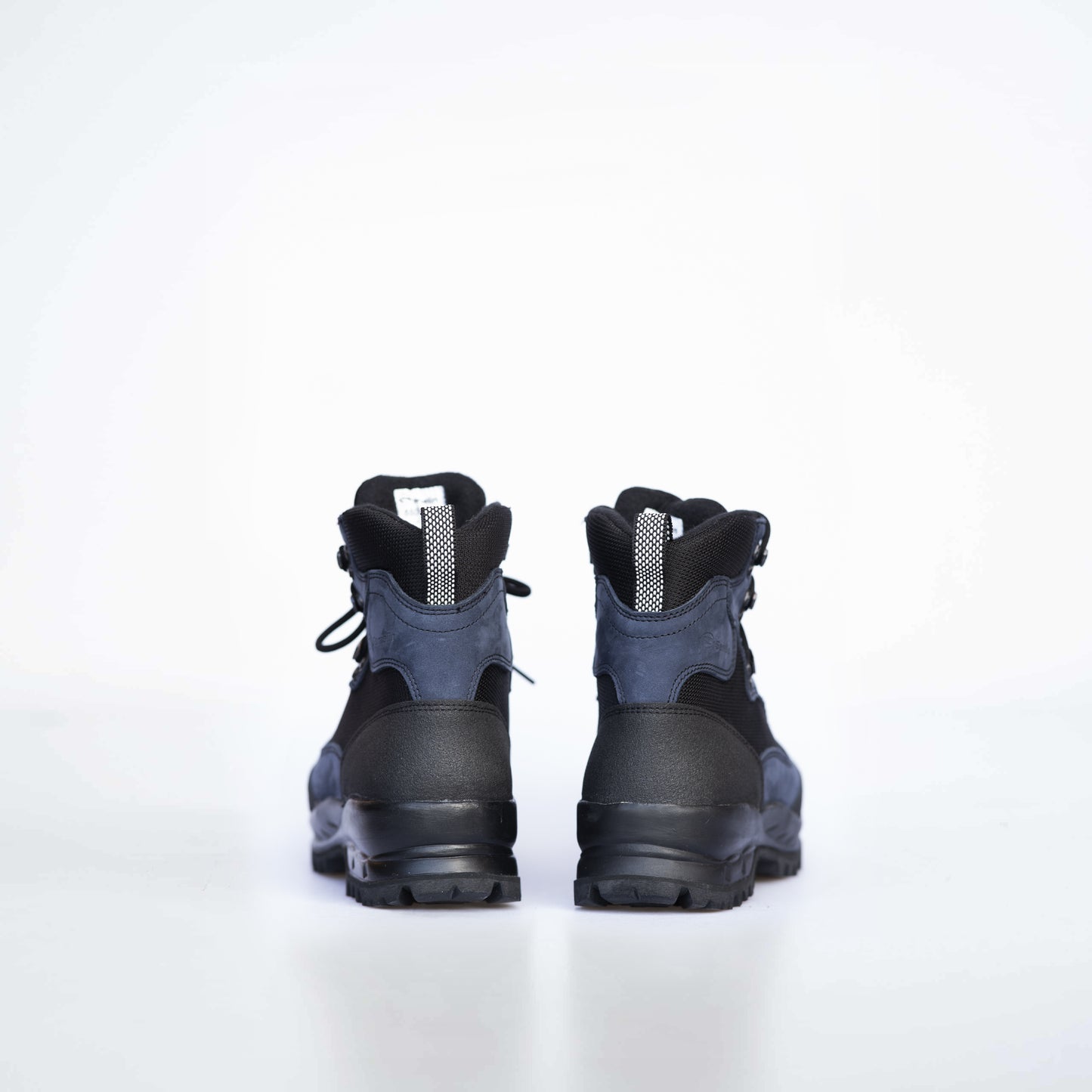 Botas de senderismo 550 Navy fabricadas con cuero nobuk impermeable, suela Vibram de doble capa y refuerzos de goma, diseñadas para actividades al aire libre en cualquier clima