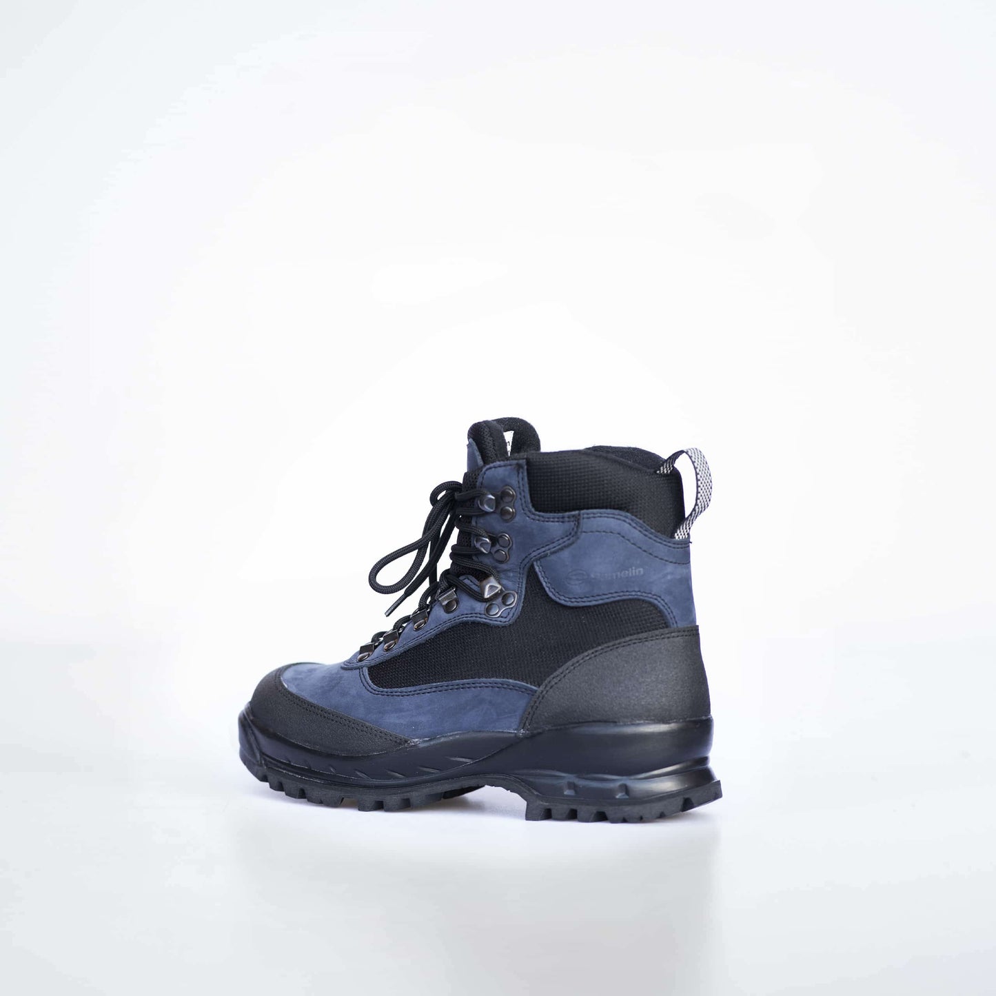 Botas de senderismo 550 Navy fabricadas con cuero nobuk impermeable, suela Vibram de doble capa y refuerzos de goma, diseñadas para actividades al aire libre en cualquier clima