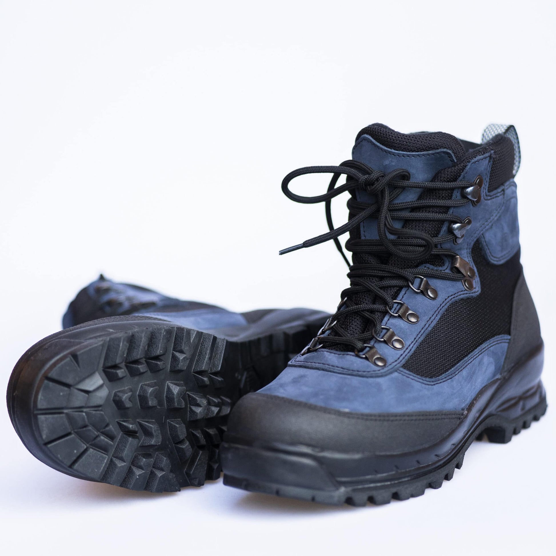 Botas de senderismo 550 Navy fabricadas con cuero nobuk impermeable, suela Vibram de doble capa y refuerzos de goma, diseñadas para actividades al aire libre en cualquier clima