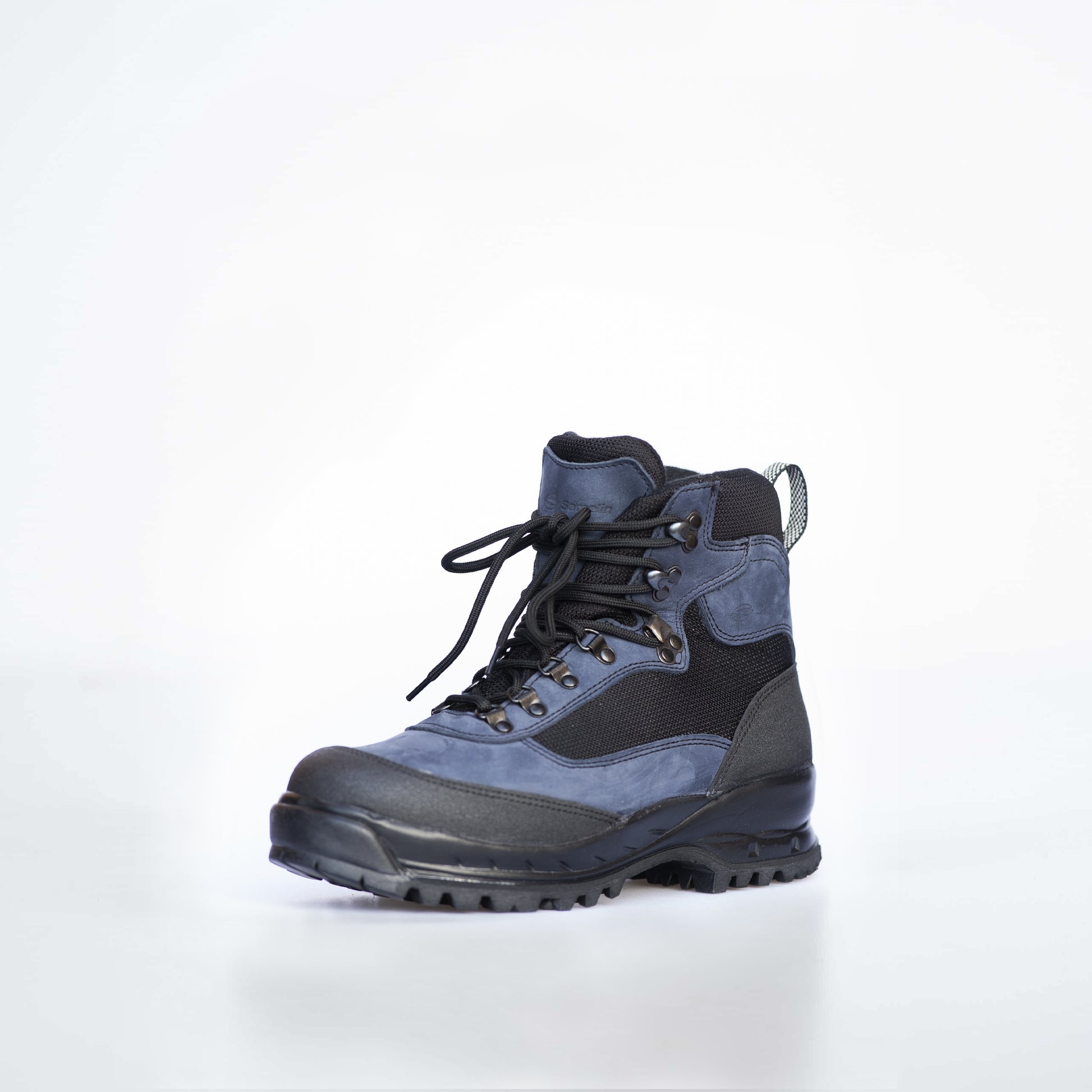 Botas de senderismo 550 Navy fabricadas con cuero nobuk impermeable, suela Vibram de doble capa y refuerzos de goma, diseñadas para actividades al aire libre en cualquier clima