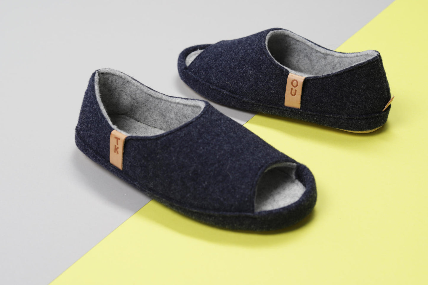 Pantuflas TOKU Bern en gris oscuro, de lana natural con diseño de punta abierta