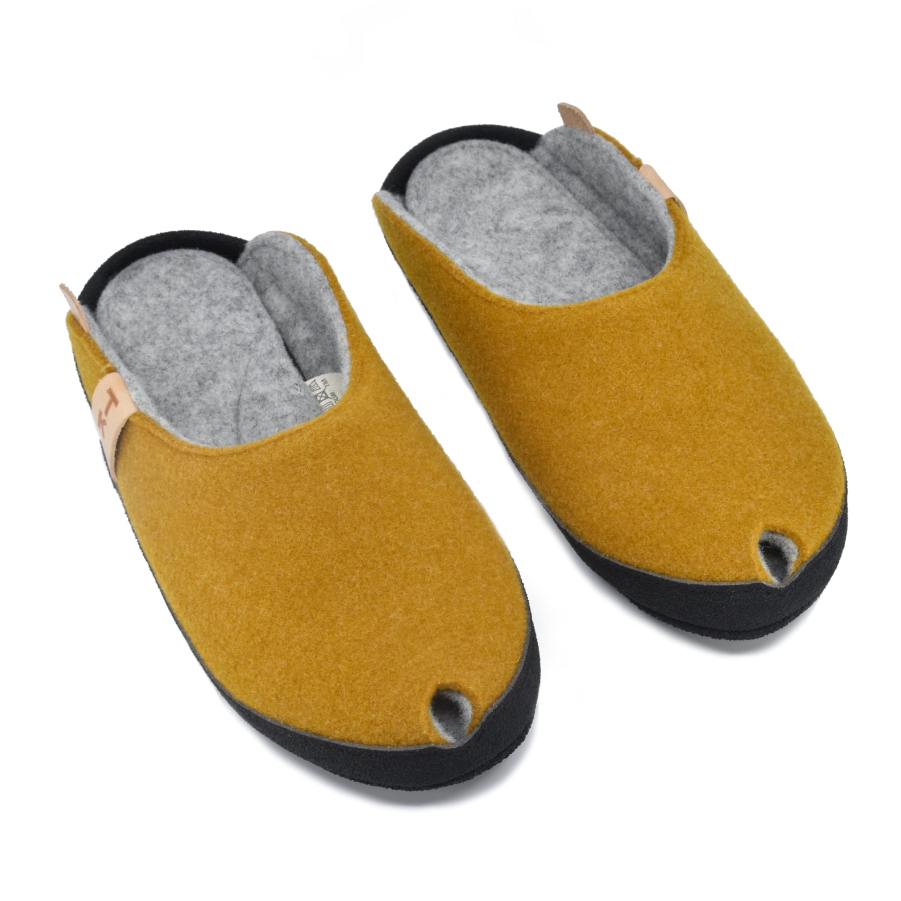 Pantuflas TOKU Brussels en amarillo mostaza, hechas a mano con fieltro de lana natural