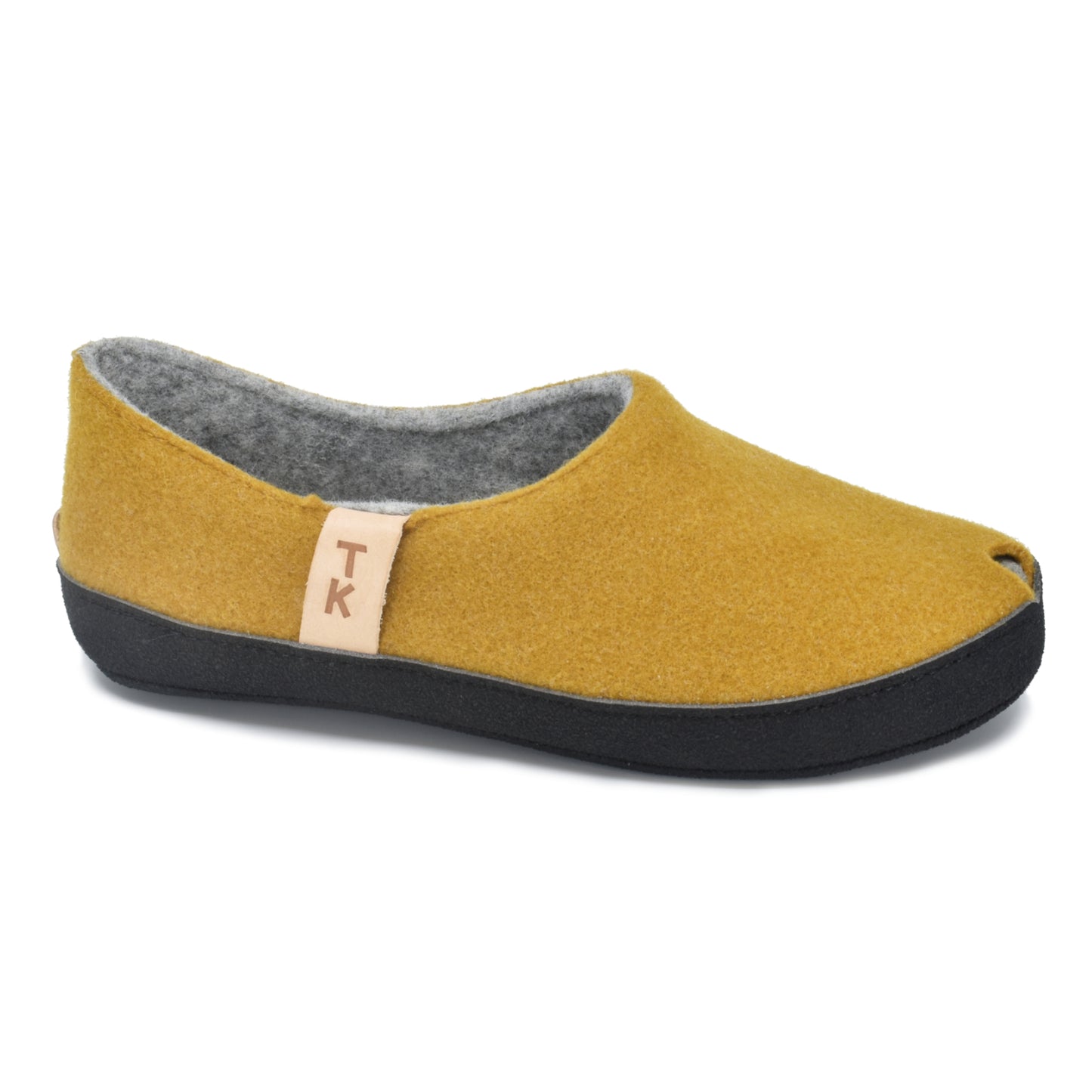 Pantuflas TOKU Budapest en amarillo mostaza, hechas de lana natural de oveja.