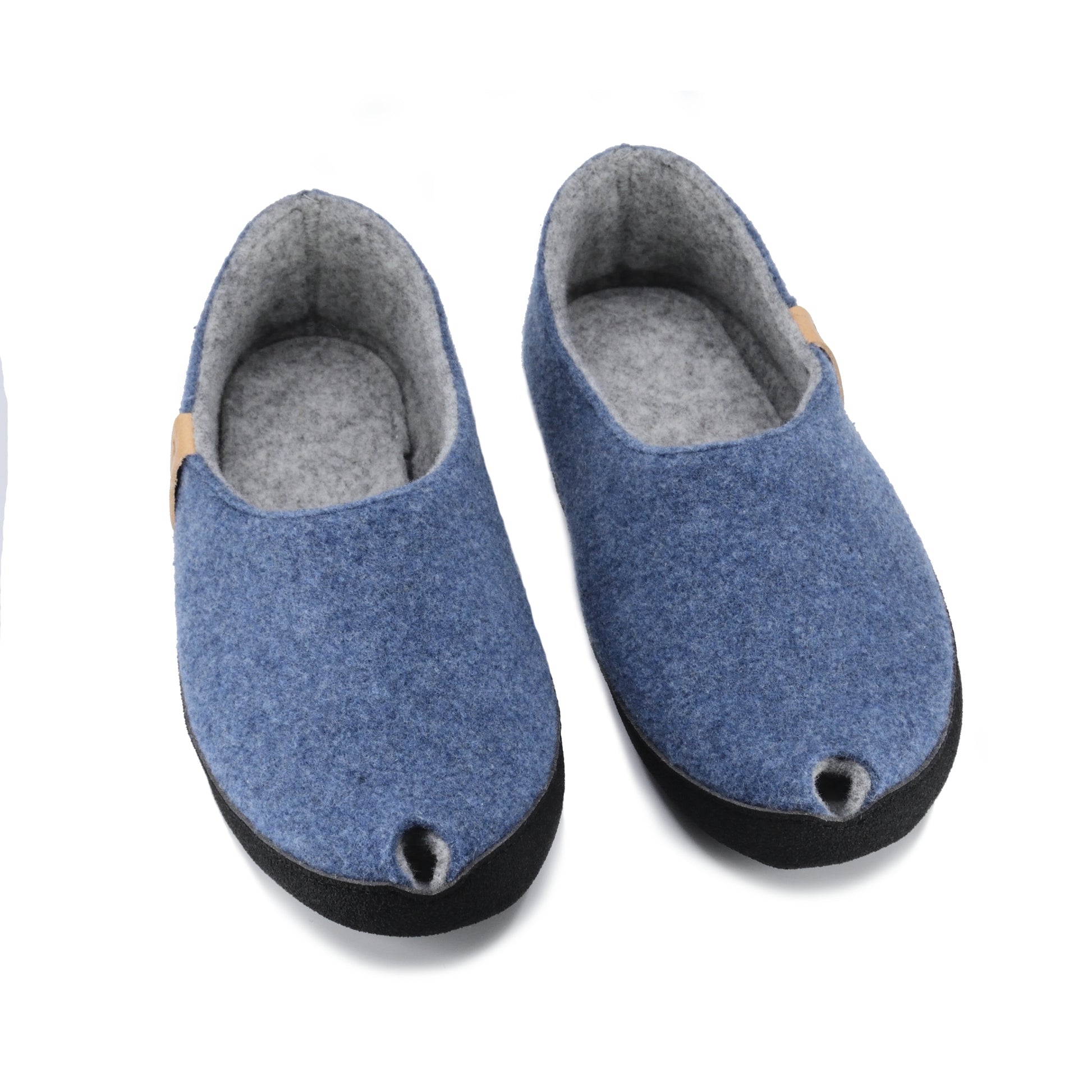 Pantuflas TOKU Budapest en azul, hechas de lana natural de oveja.