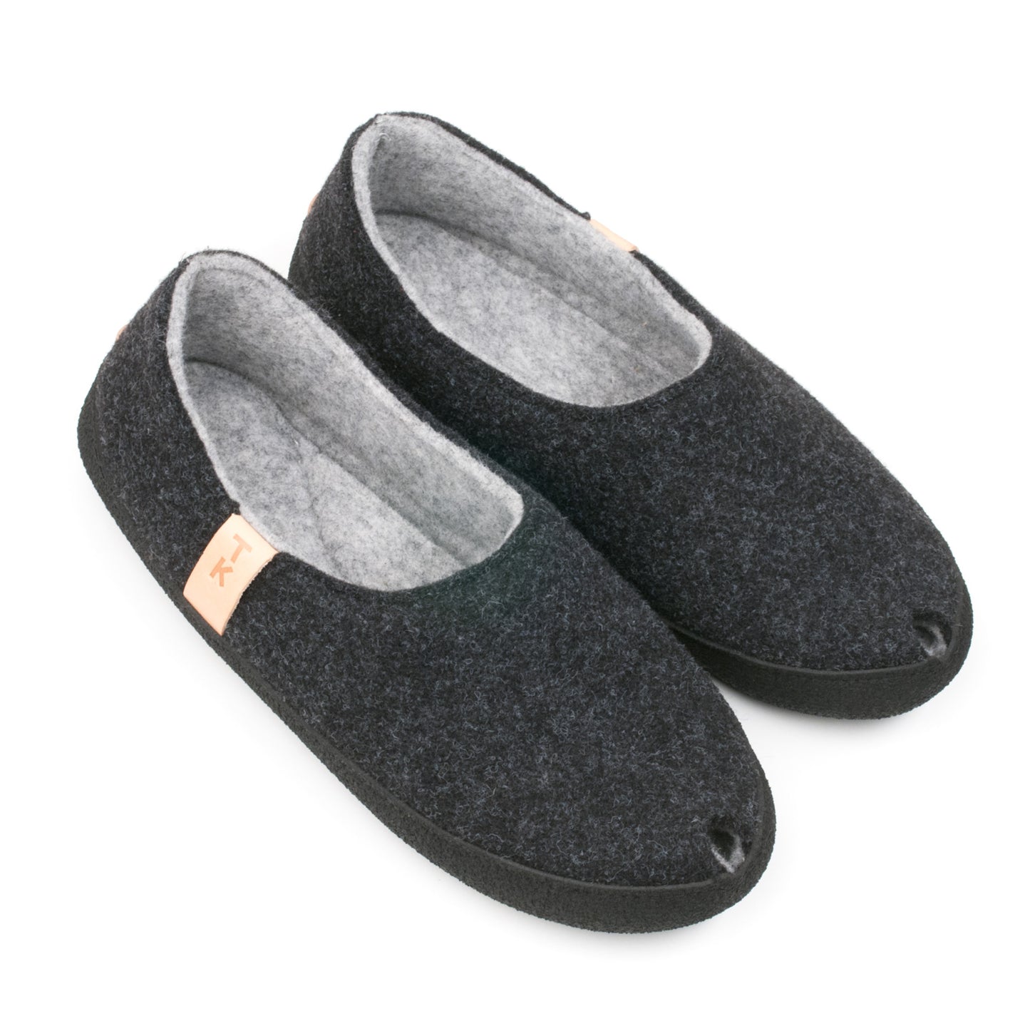 Pantuflas TOKU Budapest en gris oscuro, ideales para oficina y hogar.