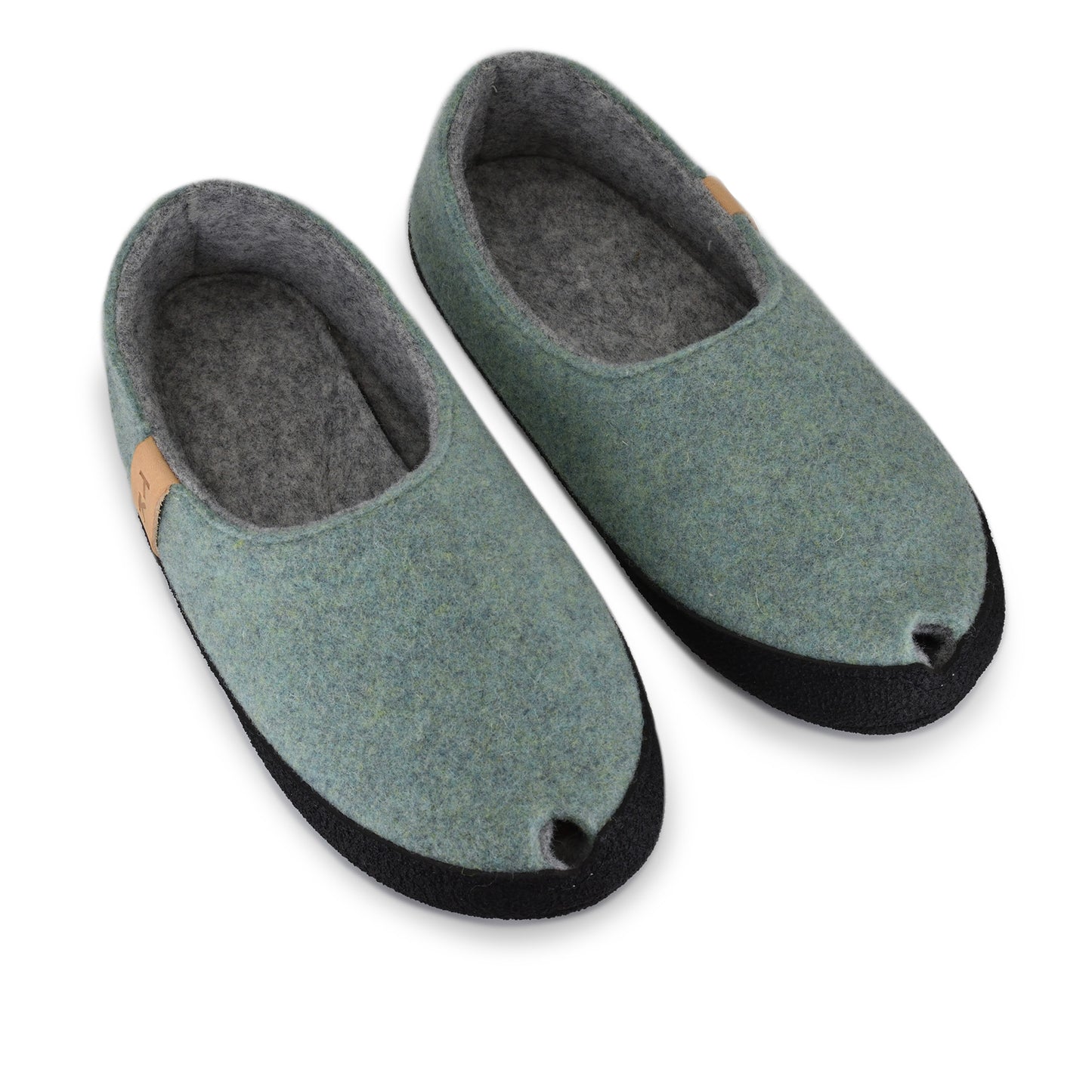 Pantuflas TOKU Budapest en verde menta, hechas de lana natural de oveja.