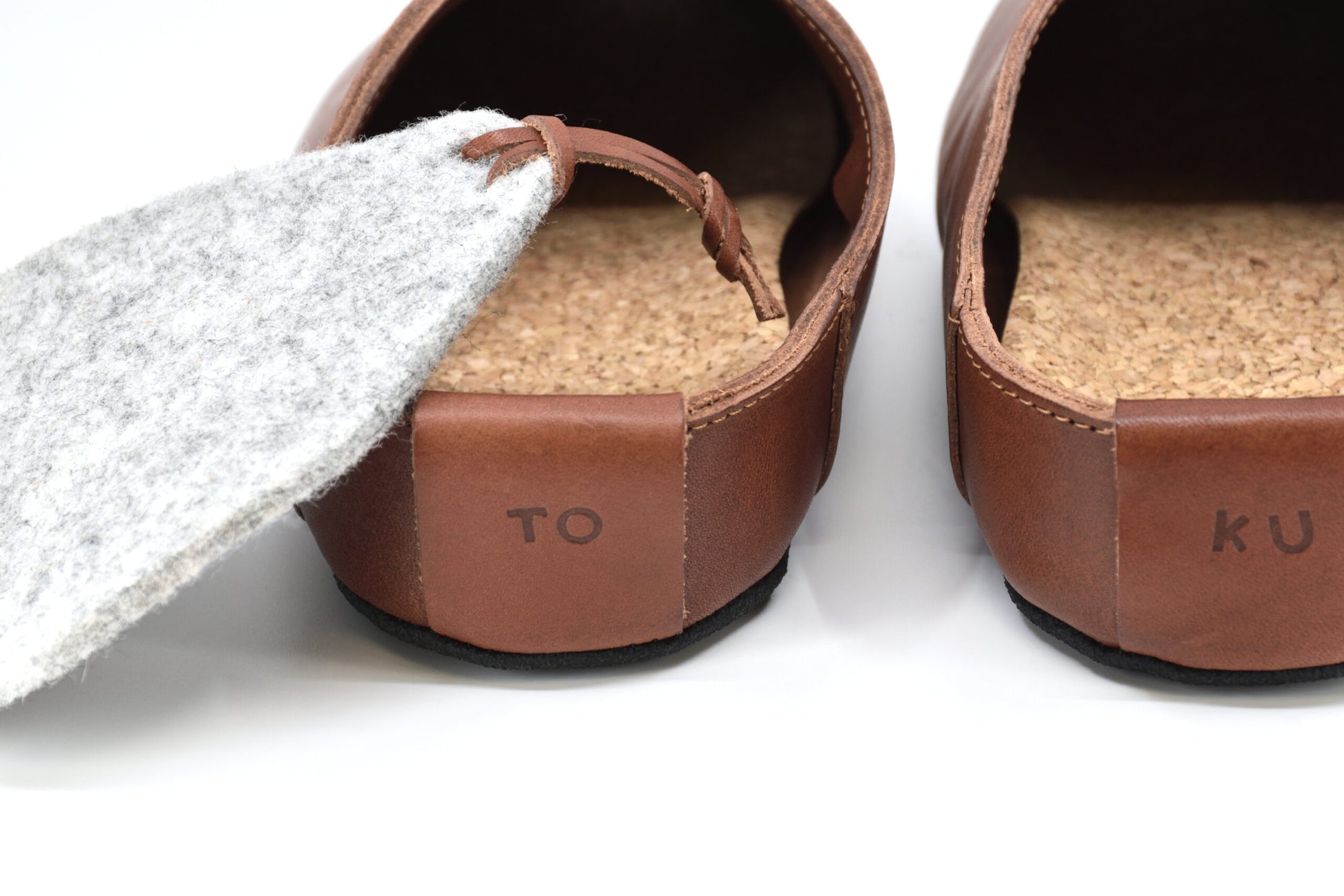 Zapatillas de casa KYOTO con estilo minimalista y suela ligera.