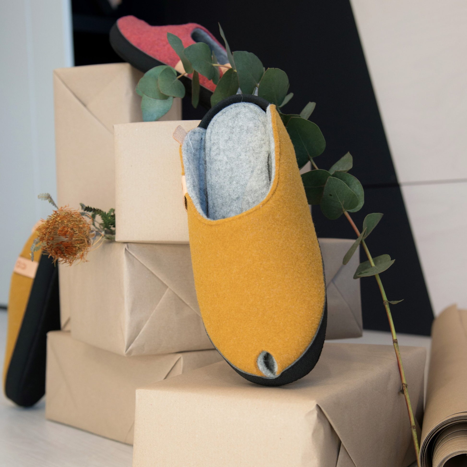 Zapatillas de casa TOKU con suela resistente y diseño ergonómico en amarillo mostaza