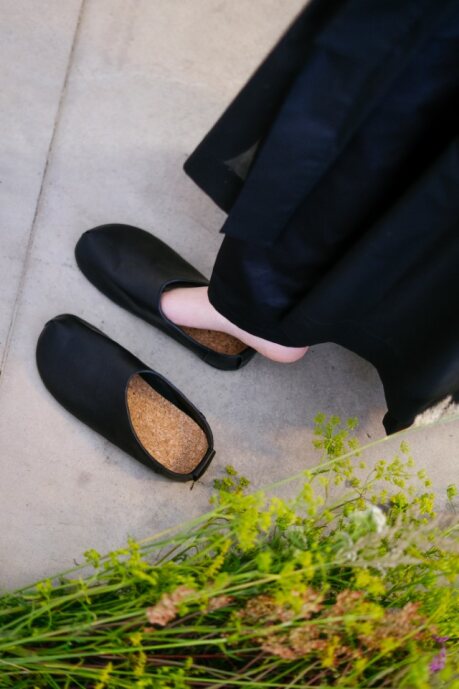 Zapatillas de casa TOKU con plantilla de corcho y fibra de coco.